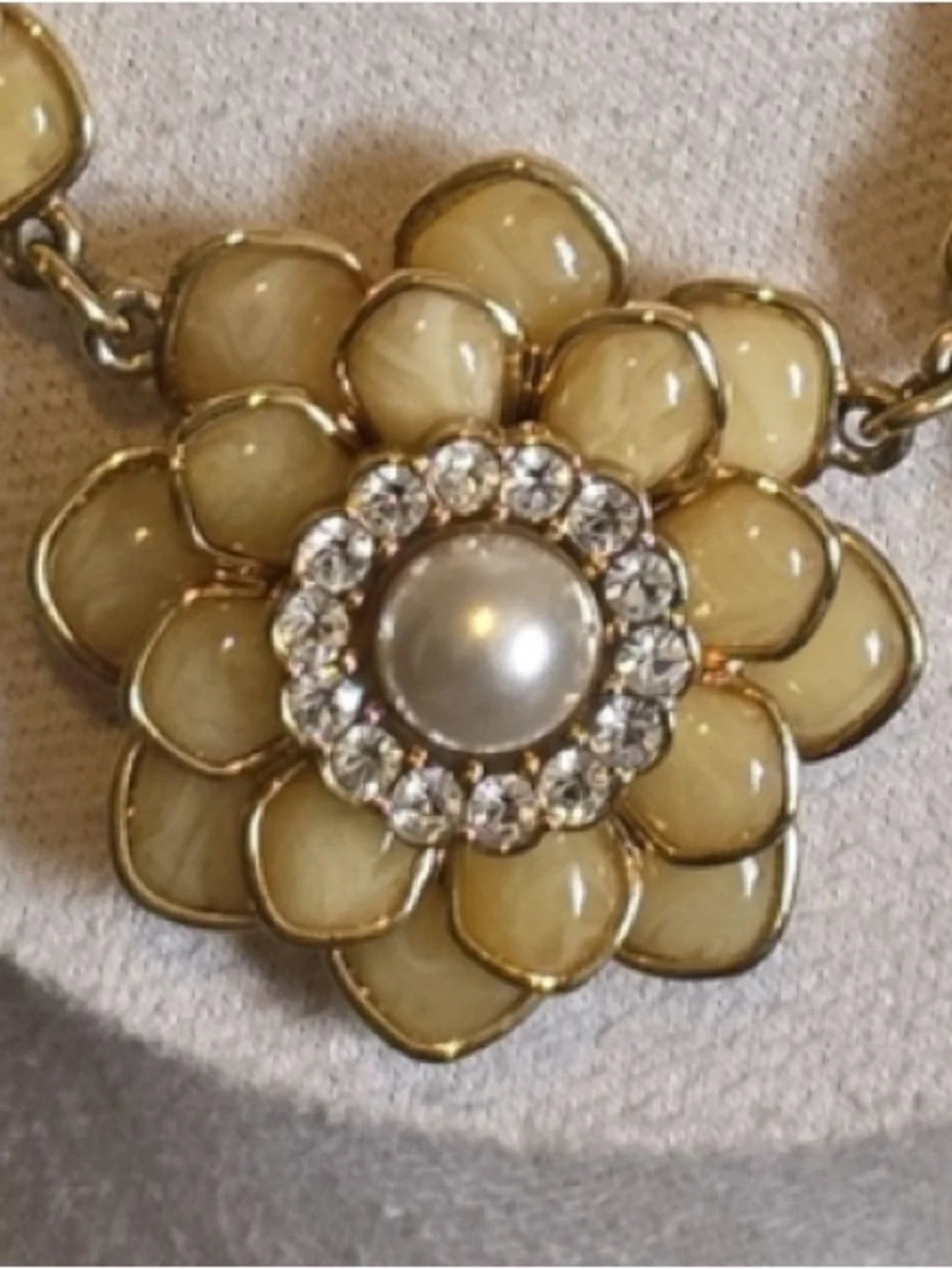 Kate Spade Elegant Cream Flower Pearl Statement Necklace